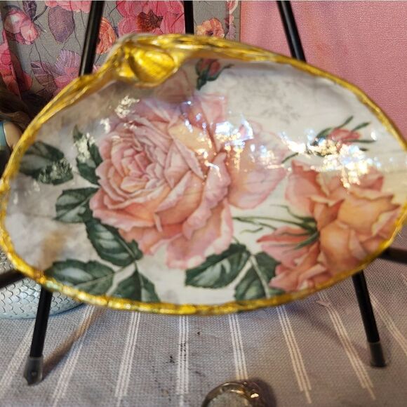 DECOUPAGE CLAM SHELL DECOUPAGE PINK ROSES 🌹 ON A CLAM SHELL TRINKET DISH - Picture 1 of 10